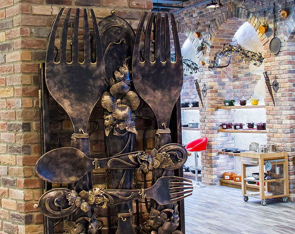 кованые ворота стилизованные под вилки с ложками кованые ворота стилизованные под вилки с ложками