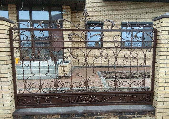 кованые уличные ограждения заборов